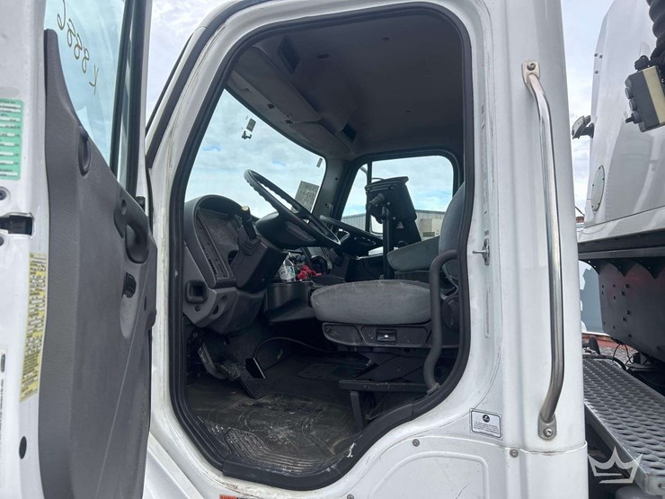2019-freightliner-m2-106-image-7