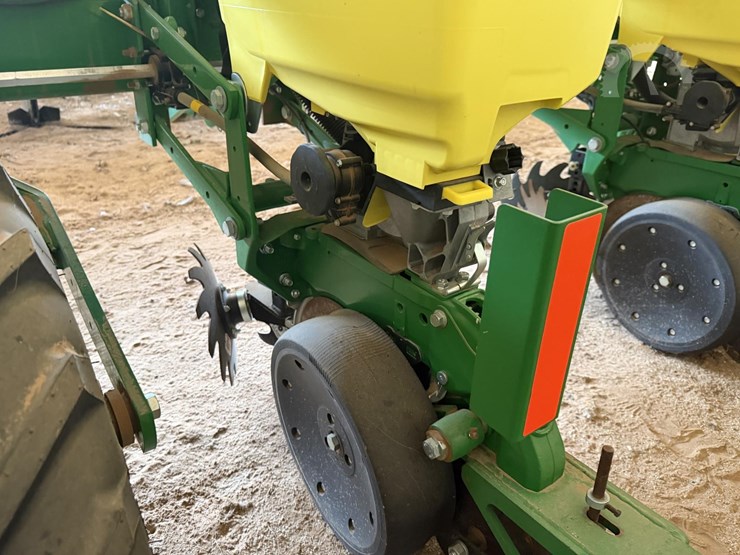 2021-john-deere-1725-image-6