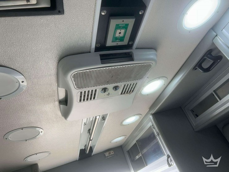 2005-freightliner-m2-106-image-61