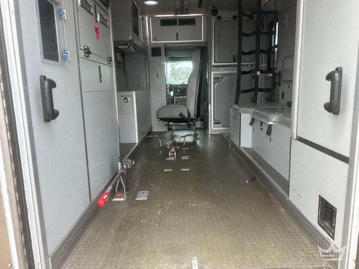 2005-freightliner-m2-106-image-45