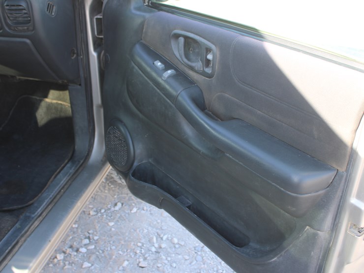 2004-chevrolet-s10-image-15