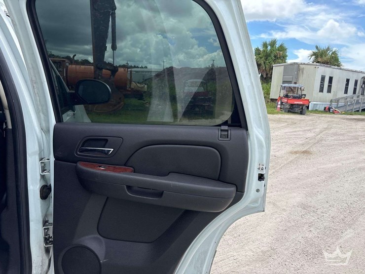 2010-chevrolet-tahoe-image-16