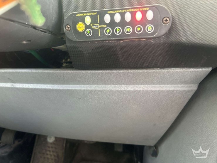 2014-ford-e-450-super-duty-shuttle-bus-image-17