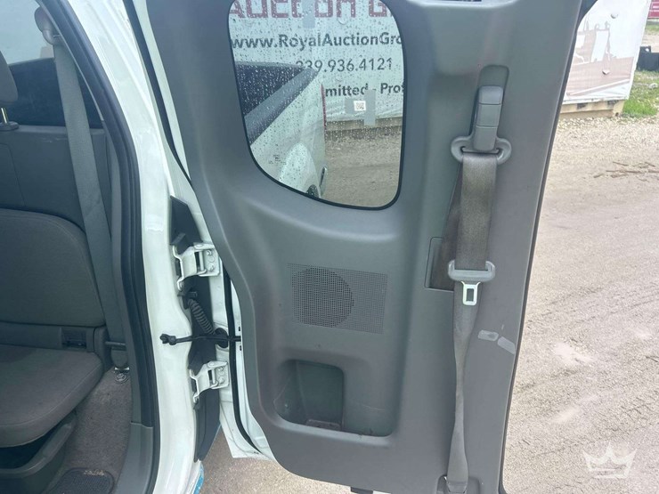 2016-nissan-frontier-image-15