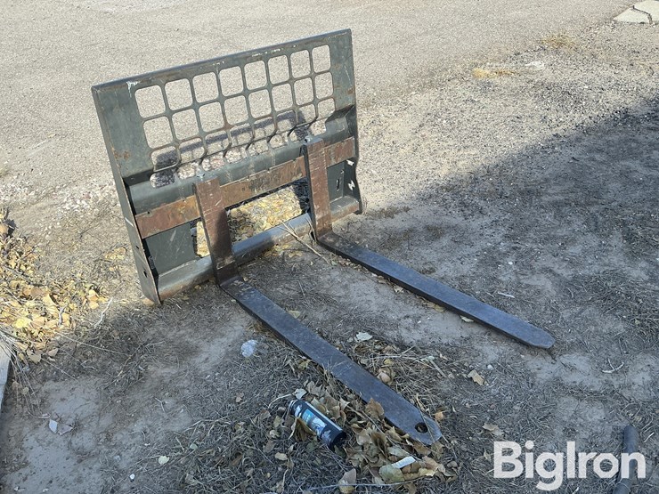 skid-steer-pallet-forks-image-3