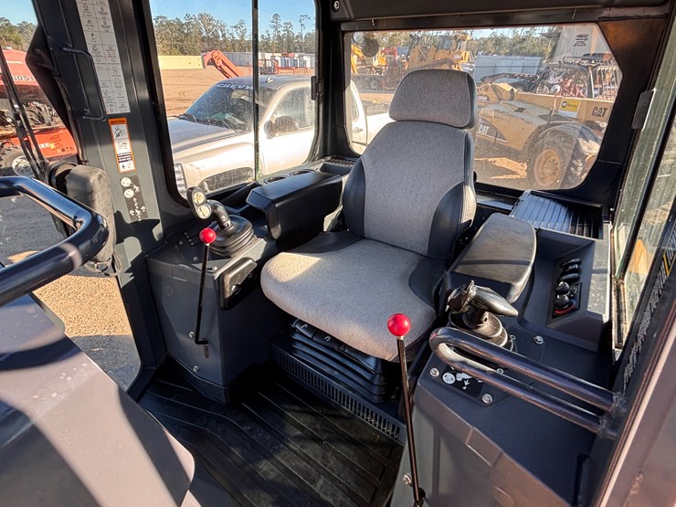 2022-deere-650k-lgp-image-15