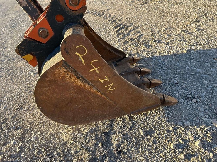 2013-deere-27d-image-15