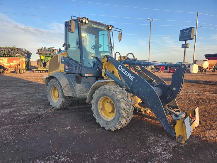 john-deere-324-image-11