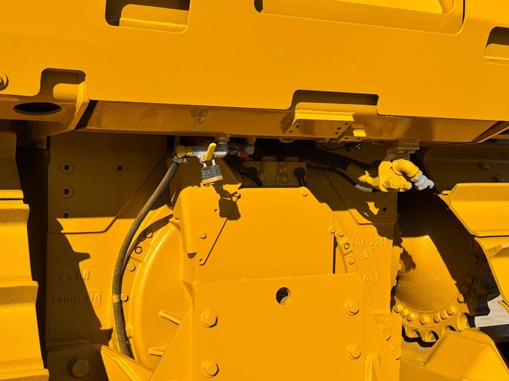 2019-caterpillar-d8t-image-35