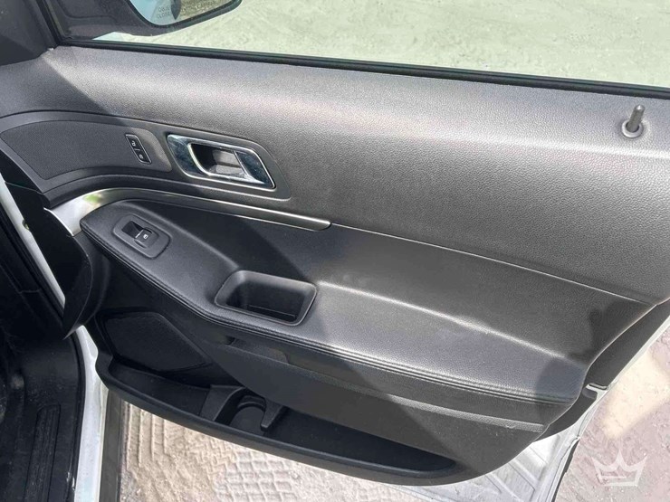 2017-ford-explorer-image-24