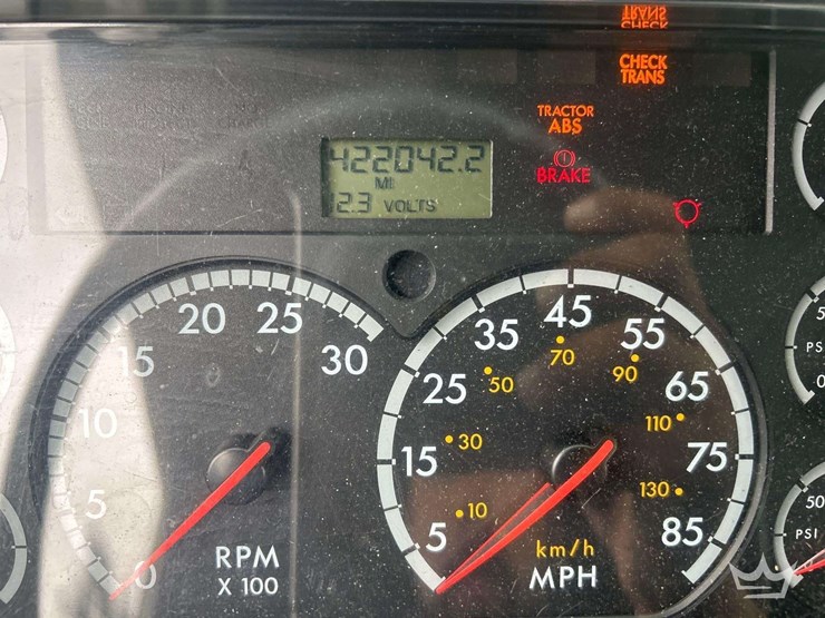 2004-freightliner-fl60-image-16