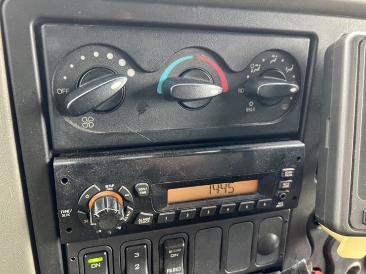 2013-international-7500-s/a-dump-truck-image-30