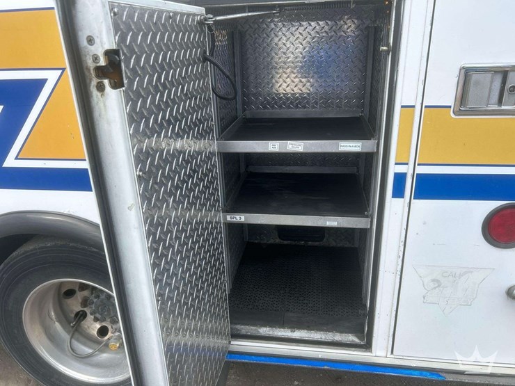 2005-freightliner-m2-106-image-38