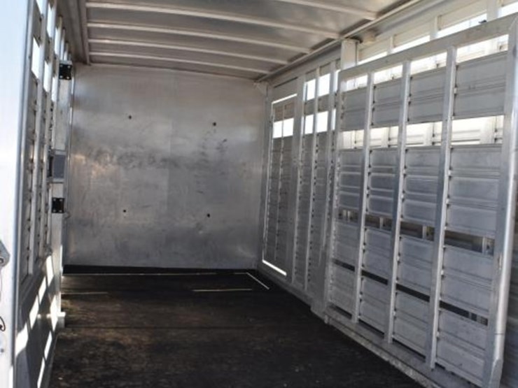 2009-6'-8"-featherlite-aluminum-livestock-trailer-w/-tack-room-(vin-#-4fg-b-image-4