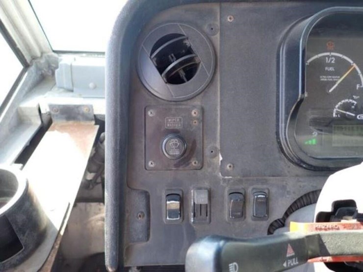 2013-freightliner-mt55-image-16