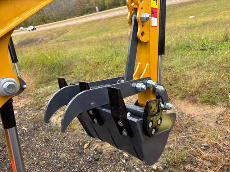 #82-•-cfg-industrial-mx12rx-mini-excavator-image-3