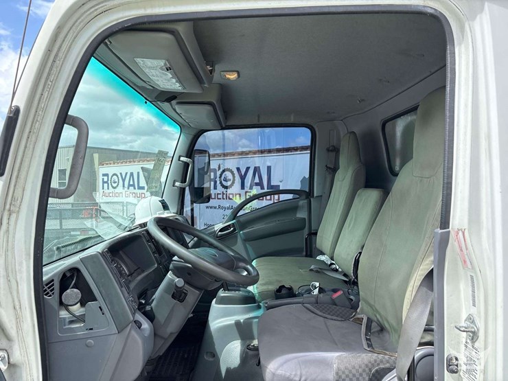 2011-isuzu-npr-image-6