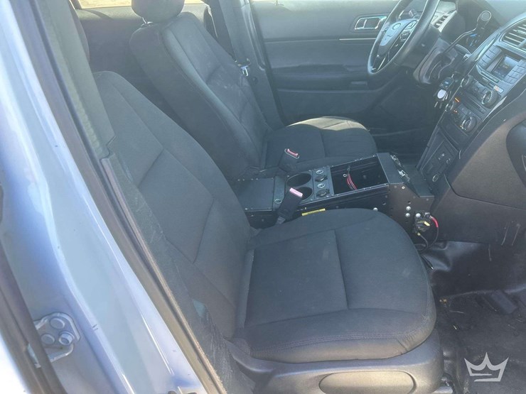 2016-ford-explorer-image-24