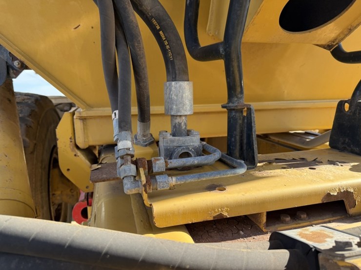 2010-caterpillar-740-image-54