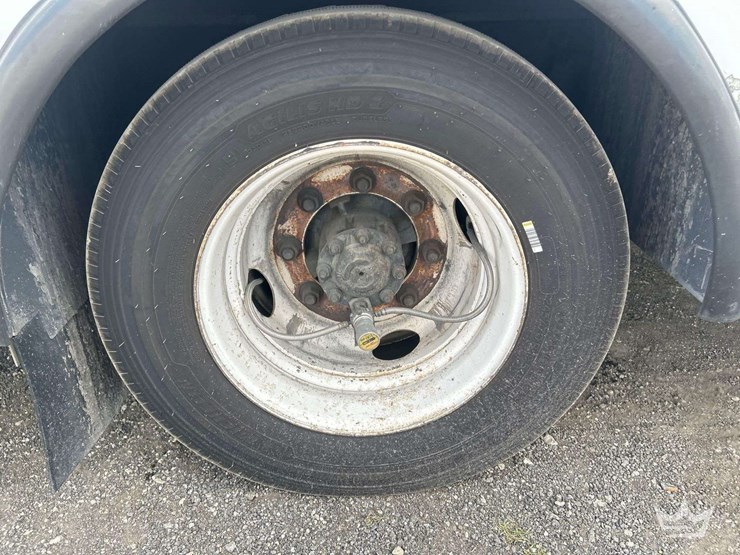 2004-freightliner-fl60-image-48