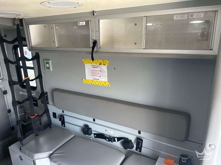 2004-freightliner-fl60-image-35