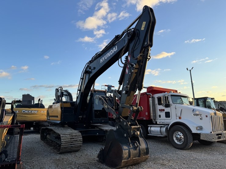 2022-hyundai-hx210al-image-2