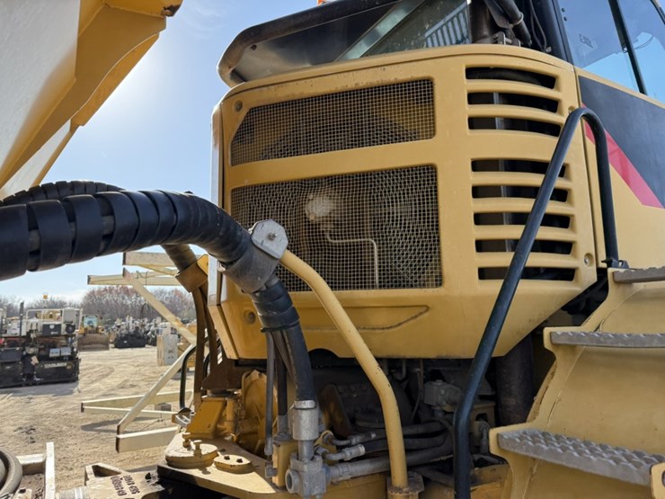 2010-caterpillar-740-image-44