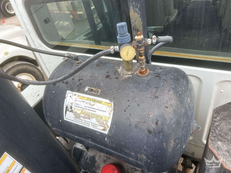 2014-freightliner-m2-106-image-28