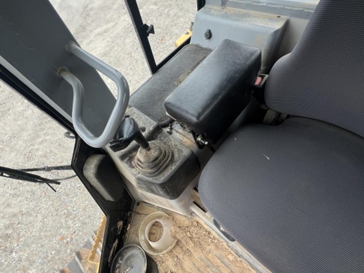 2003-caterpillar-d3g-xl-image-12