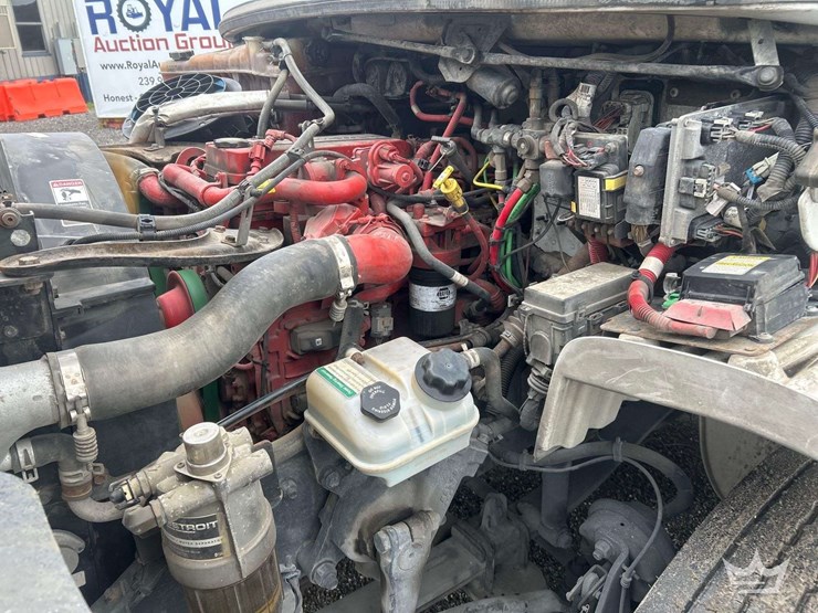 2019-freightliner-m2-106-image-17