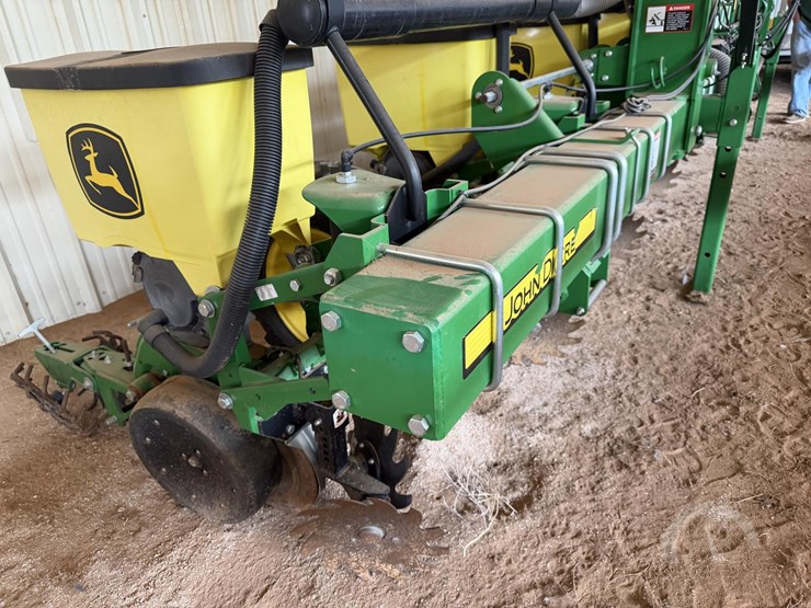 2021-john-deere-1725-image-26