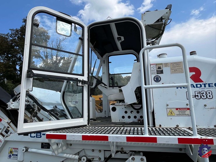 roadtec-cb100-sweeper-conveyor-image-43