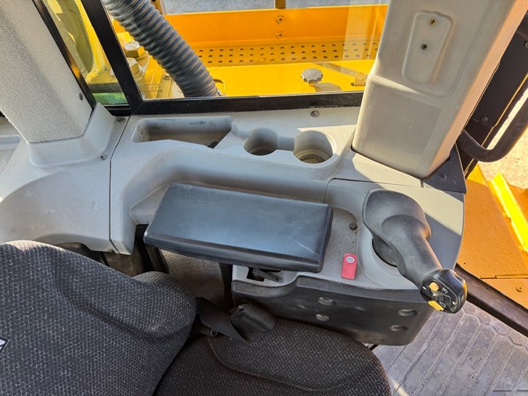 2019-caterpillar-d8t-image-38