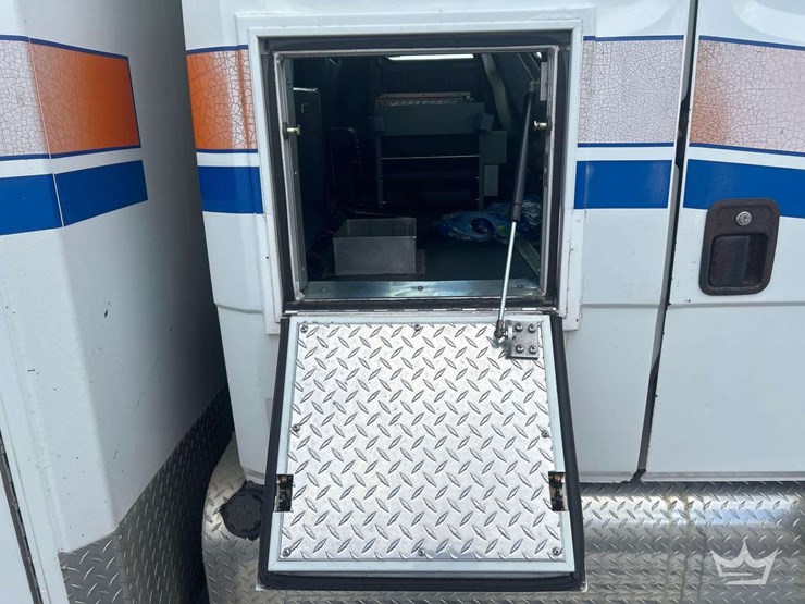 2004-freightliner-fl60-image-45