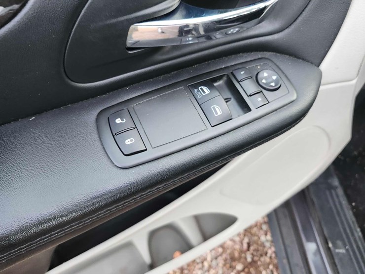 2015-dodge-grand-caravan-image-21