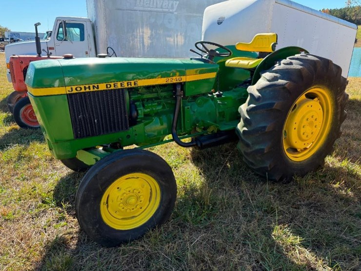 john-deere-2240-image-1