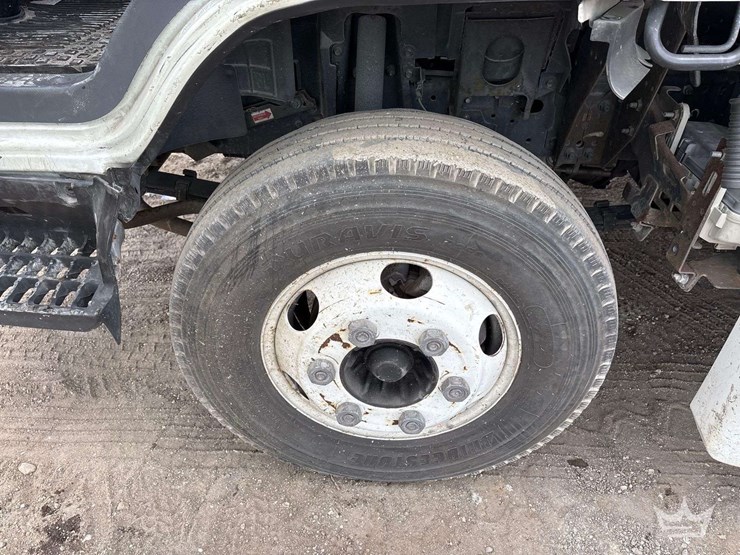 2011-isuzu-npr-image-13