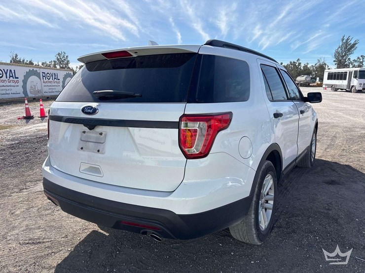 2017-ford-explorer-image-3