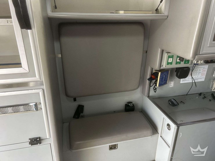 2003-freightliner-fl60-image-34