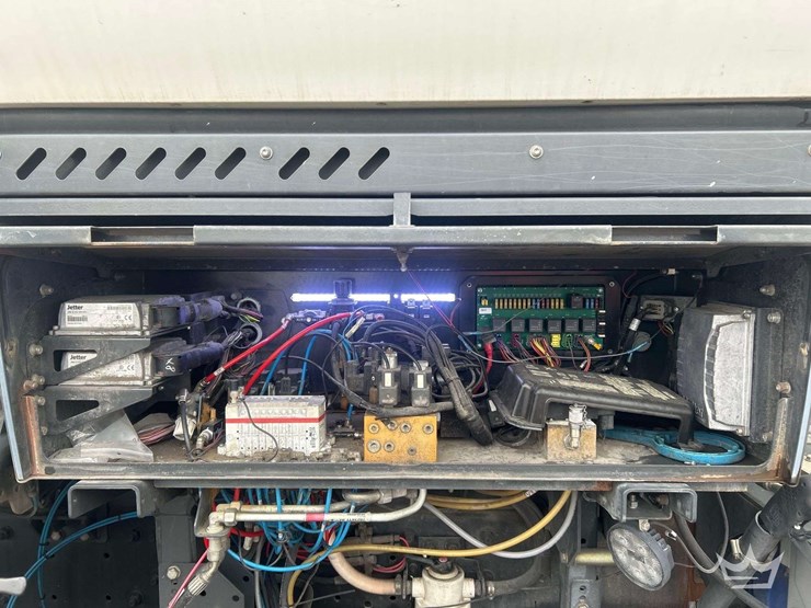 2019-freightliner-m2-106-image-24