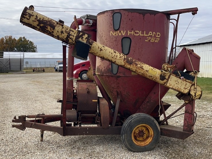 new-holland-352-image-1