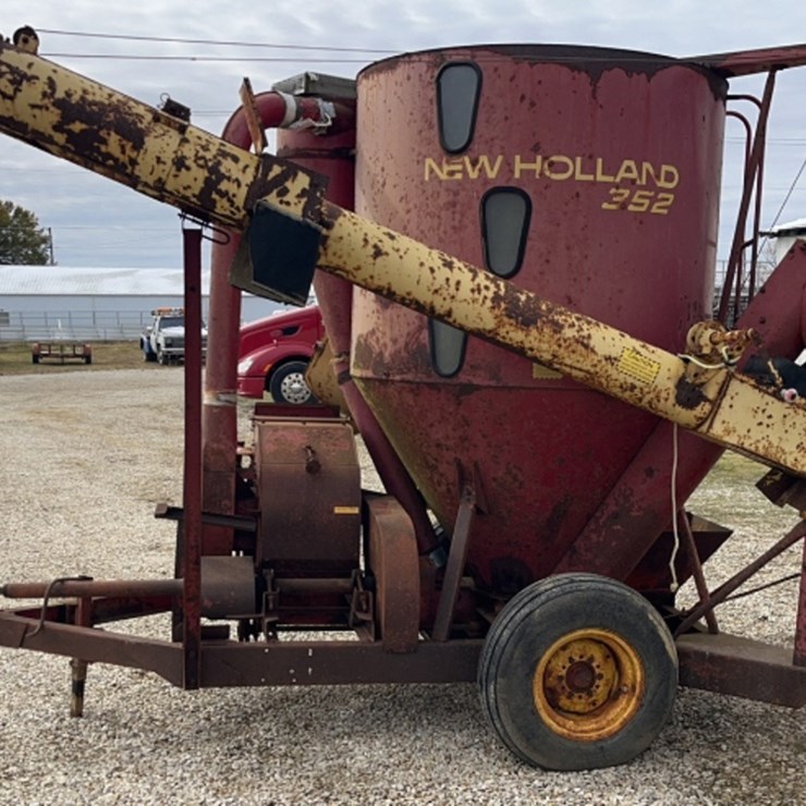 NEW HOLLAND 352