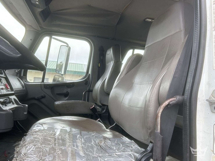 2014-freightliner-m2-106-image-15