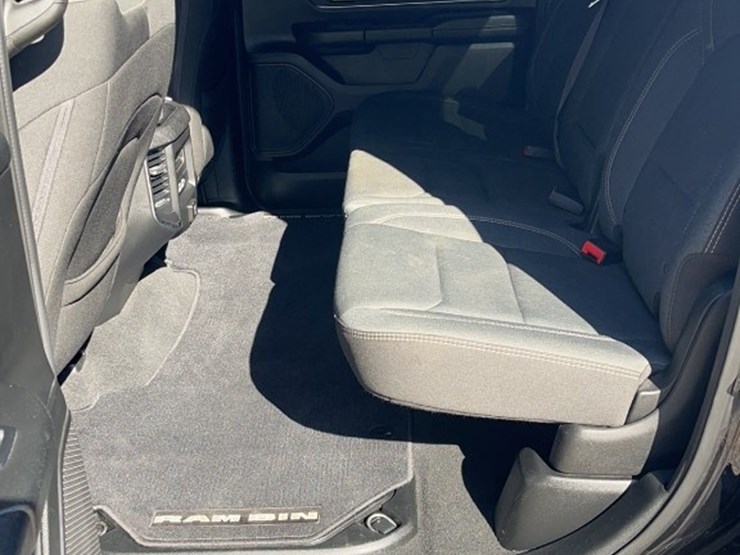 2019-ram-1500-big-horn-image-17