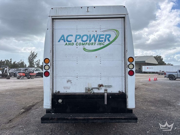 2011-isuzu-npr-image-22