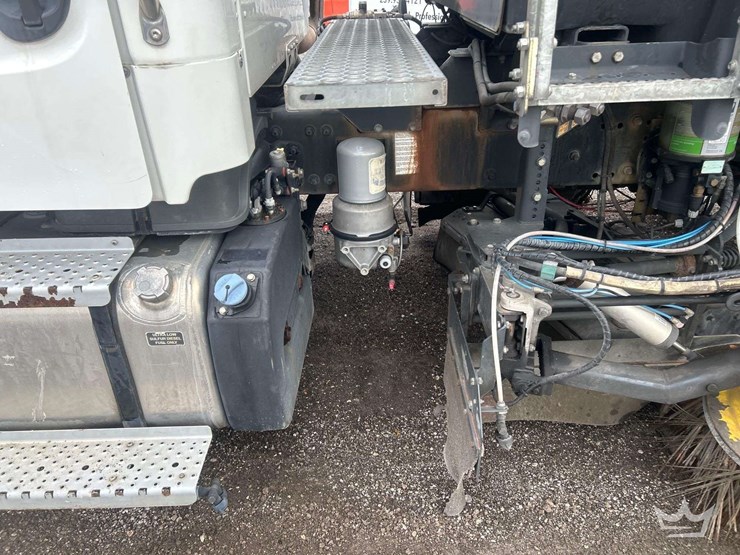 2019-freightliner-m2-106-image-19