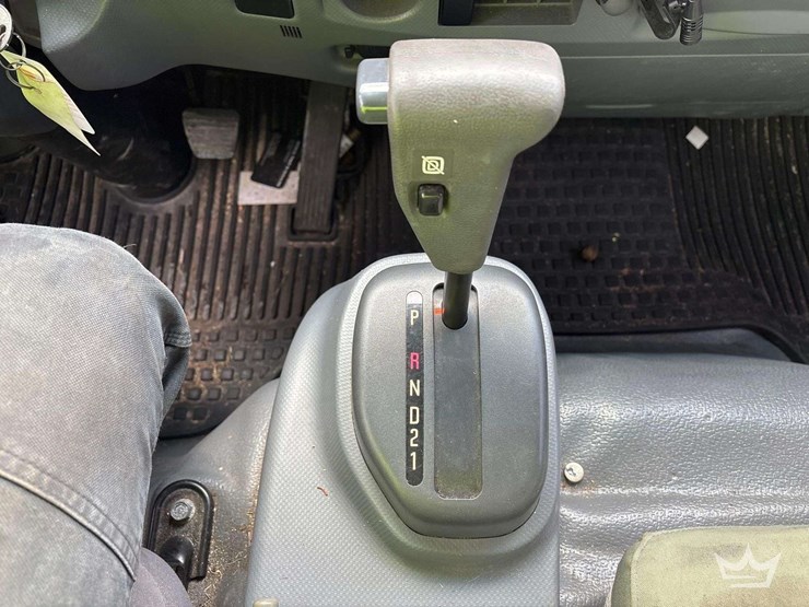 2011-isuzu-npr-image-10