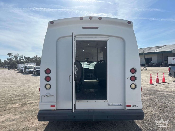 2014-ford-e-450-super-duty-shuttle-bus-image-28