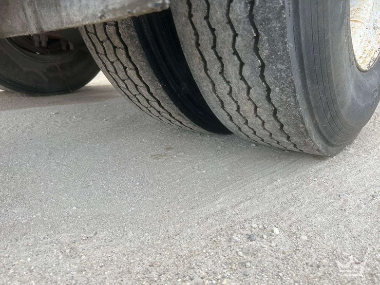 2014-freightliner-m2-106-image-42