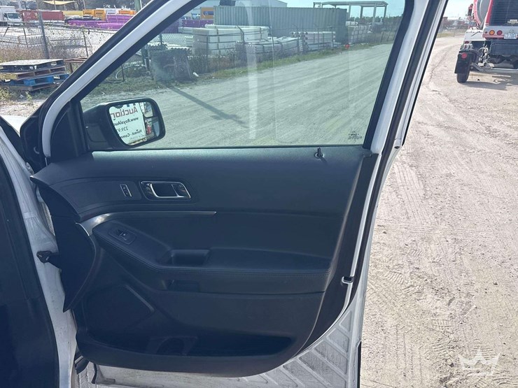 2017-ford-explorer-image-21